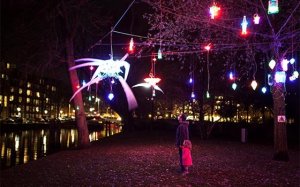 43706_fullimage_Amsterdam_light_Festival_A_man_with_his_daughter_at_night_in_a_park_560x350
