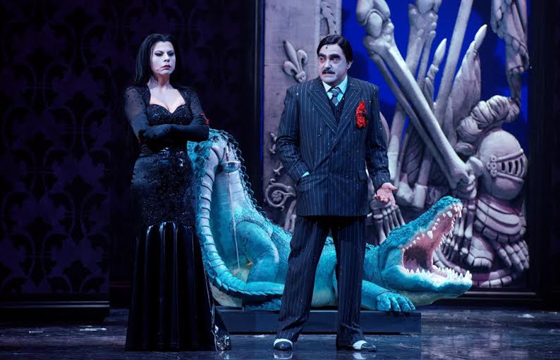 Al TEA arriva “La Famiglia Addams”, il musical con Elio e Geppi Cucciari