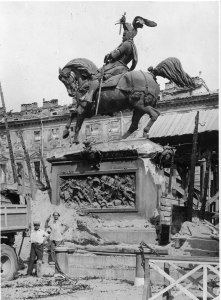 a12_piazza-san-carlo-a-torino-dopo-i-bombardamenti-del-7-agosto-1943